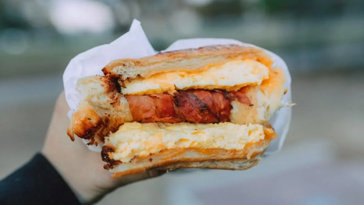 crack-breakfast-sliders-bacon-egg-cheese-hawaiian-rolls