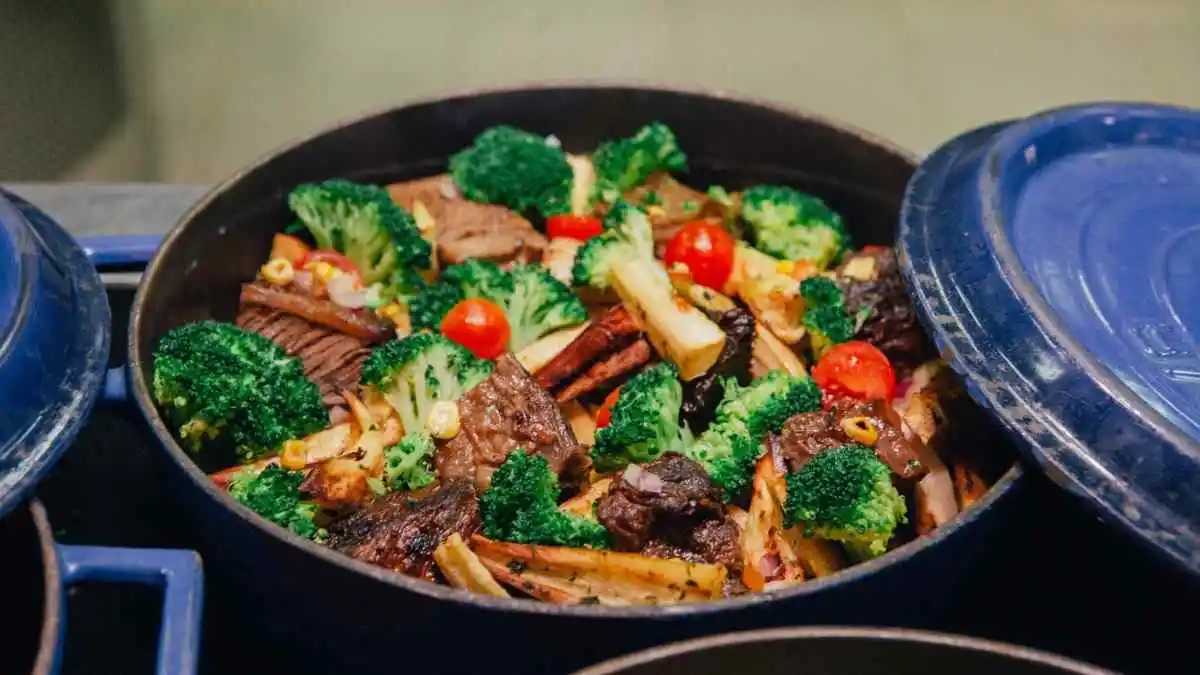 Freshly cooked cheesy keto hamburger broccoli skillet recipe in a pan with tender beef and green broccoli.